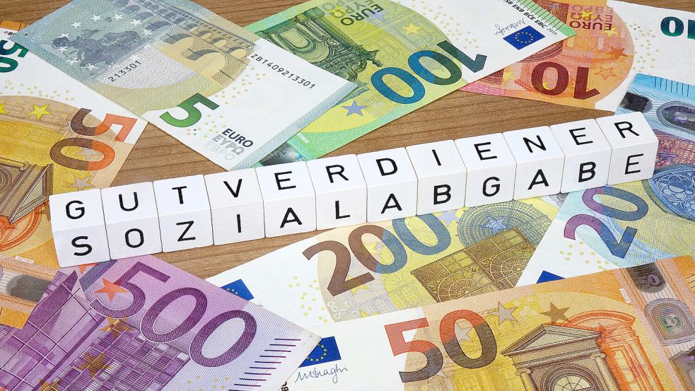 Das Bundeskabinett hat die Anpassung der Beitragsbemessungsgrenze beschlossen: Die Sozialabgaben für Gutverdiener steigen. Foto: IMAGO/Sascha Steinach