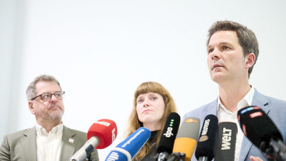 SPD-Chef Steffen Krach (r-l), die Linke-Landesvorsitzende Kerstin Wolter und Grünen-Fraktionschef Werner Graf informierten auf einer Pressekonferenz über Ergebnisse der Vorgespräche zur Regierungsbildung.  Foto: Annette Riedl/dpa