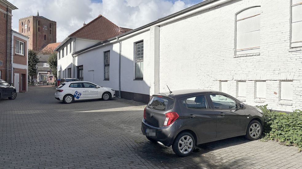 Nachdem sie ihre Autos in dieser Marienhafer Lohne abgestellt hatten, erhielten Autofahrer Post von Anwälten und Inkasso-Unternehmen. Foto: Thomas Dirks