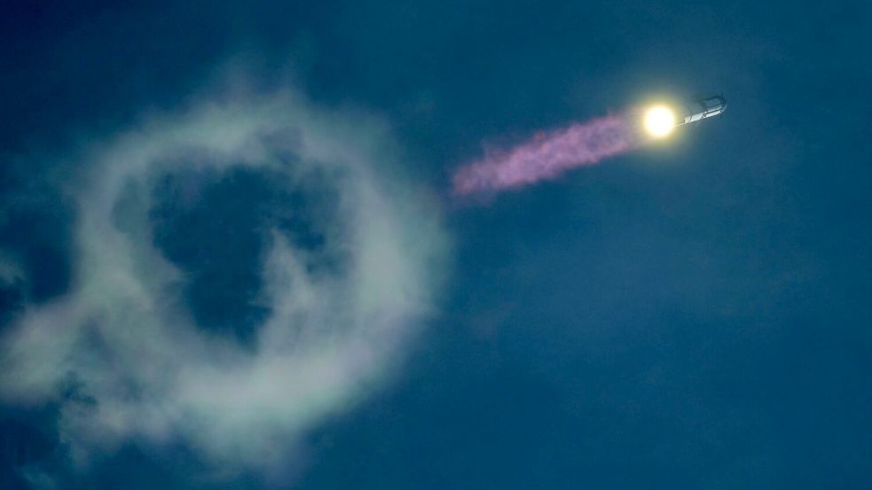 Elon Musk ergänzt das Satelliten-Internet Starlink mit Mobilfunk-Frequenzen in den USA. (Archivbild)  Foto: Eric Gay/AP/dpa