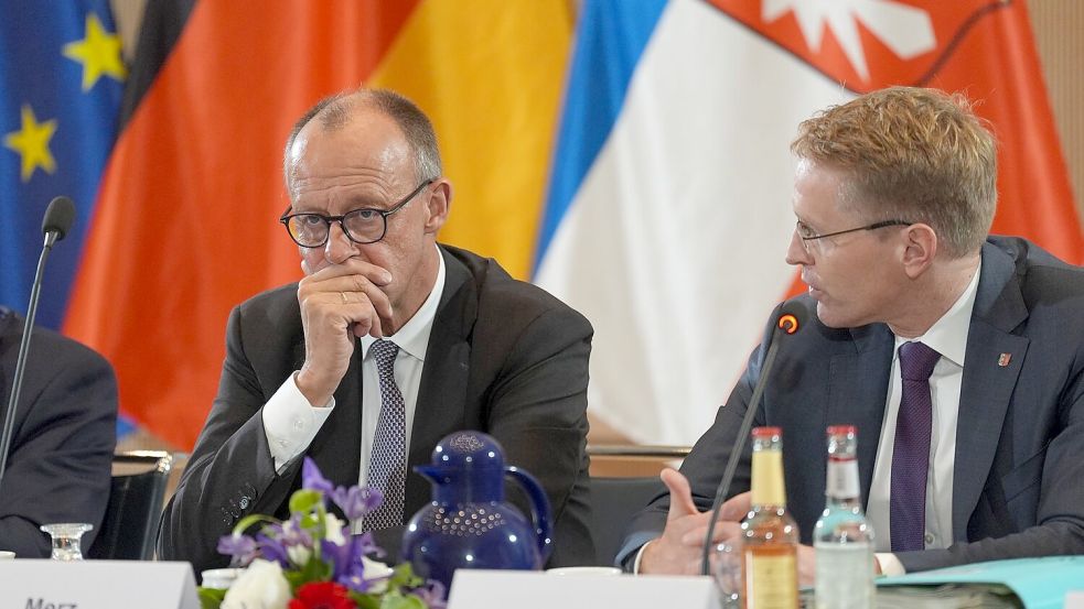Daniel Günther (r) sprach bei „Inas Nacht“ auch über Friedrich Merz. Foto: Marcus Brandt/dpa