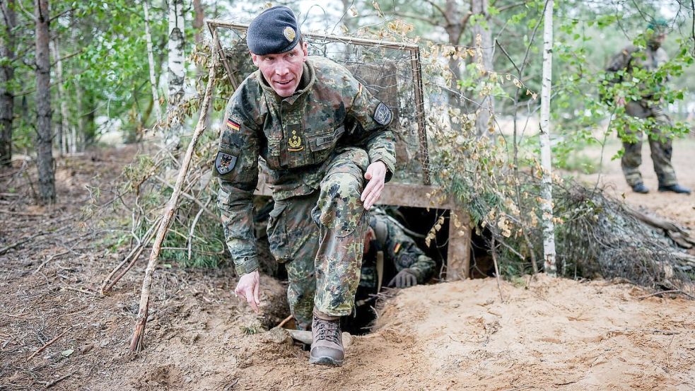 Heeresinspekteur Christian Freuding will das Heer mit kostengünstigen Marschflugkörpern für den Masseneinsatz ausstatten. (Archivbild) Foto: Kay Nietfeld/dpa
