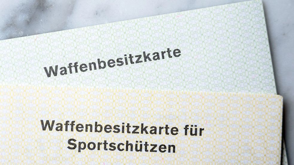 Eine Waffenbesitzkarte berechtigt in Deutschland zum legalen Besitz von Schusswaffen. (Archivbild) Foto: Silas Stein/dpa