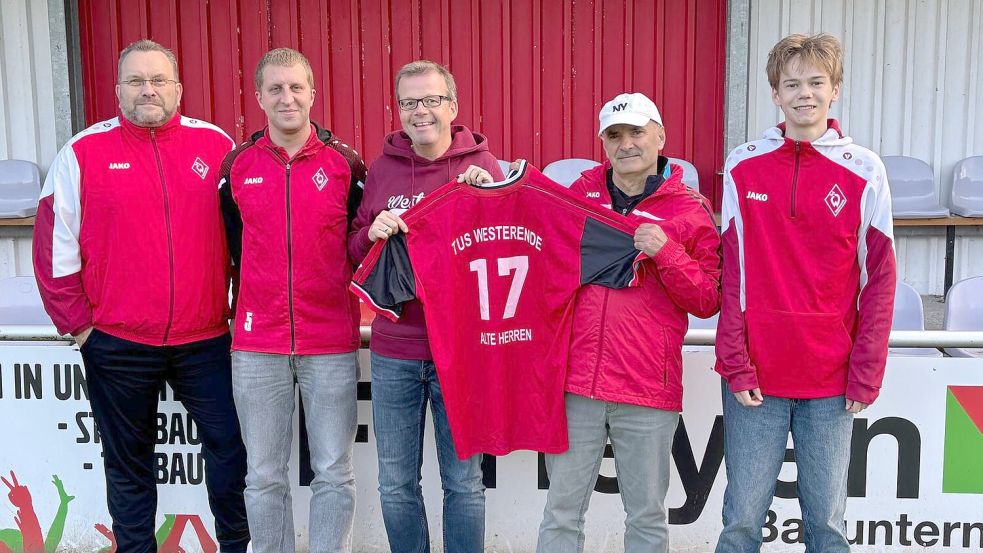 Sie sammeln Trikots und Fußball-Utensilien für Kinder in Moldawien und der Ukraine: Jann-Arno Janssen (Spartenleiter Jugendfußball, von links), Christopher Hoffmann (Vorsitzender), Gerd Eiting (Öffentlichkeitsarbeit), Nicolae Hubescu und Timm Fleßner. Foto: Marco Lindenbeck