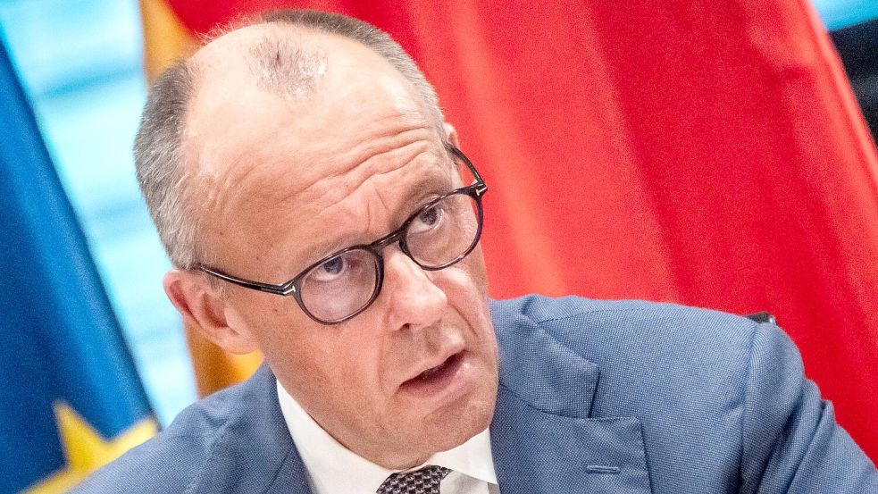 Merz ist über das Verhalten Schröders empört. (Archivbild) Foto: Michael Kappeler/dpa