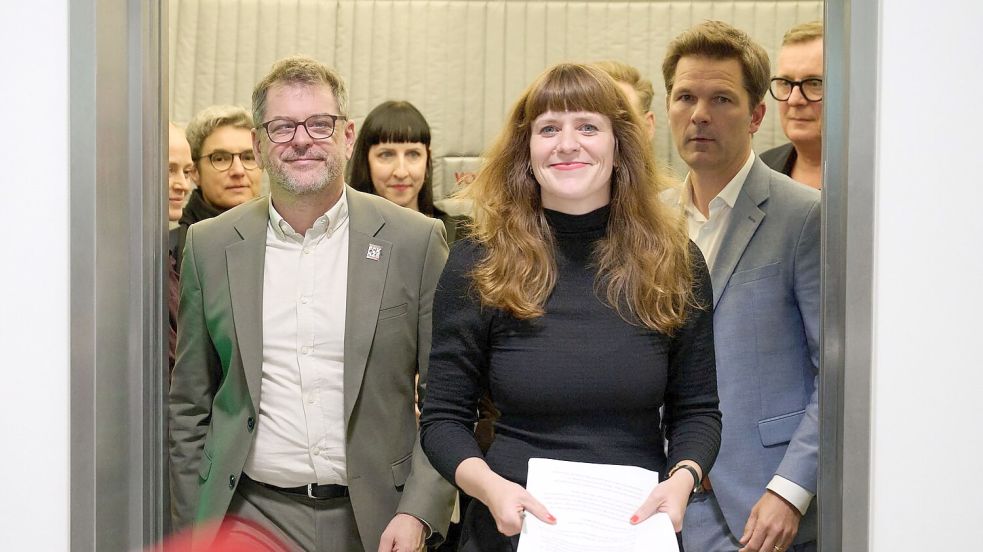 Für Linke, Grüne und SPD - hier Spitzenpolitiker der drei Parteien auf dem Weg zu einem Pressestatement - ist der Weg zu einer Koalition in Berlin noch weit. (Archivbild) Foto: Annette Riedl/dpa