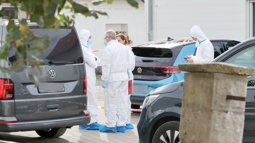 Am Tag danach ist die Spurensicherung weiter vor Ort. Foto: Daniel Löb/dpa