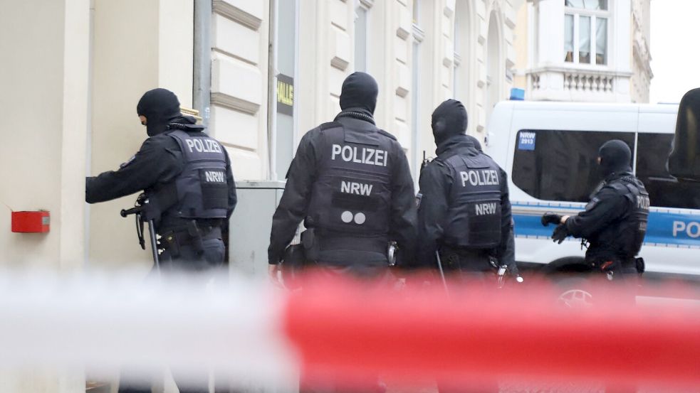 Razzia am Morgen: Am Donnerstag waren Einsatzkräfte gegen das mutmaßliche Netzwerk vorgegangen. (Archivbild) Foto: ----/dpa