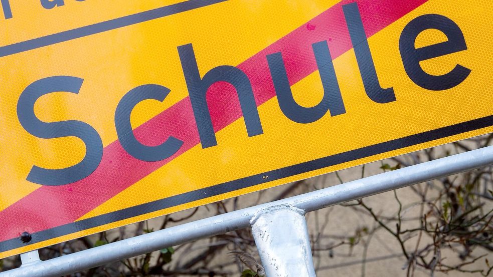 Die Zahl der Schulabgänger ohne Abschluss steigt immer weiter an. (Illustration) Foto: Julian Stratenschulte/dpa