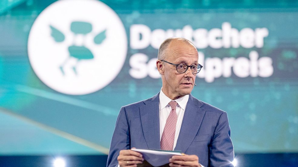 Bundeskanzler Friedrich Merz (CDU) hatte für eine Kraftanstrengung in der Bildungspolitik geworben. Zuletzt würdigte er die Lehrkräfte im Land bei der Verleihung des deutschen Schulpreises als „wichtigstes Berufsgruppe“ des Landes. (Archivbild) Foto: Fabian Sommer/dpa