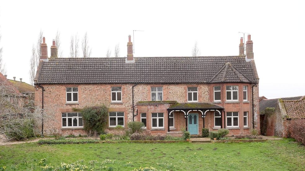 Die Marsh-Farm auf dem Gelände des royalen Landsitzes Sandringham Estate ist deutlich bescheidender als die Royal Lodge. (Archivbild) Foto: Joe Giddens/PA Wire/dpa