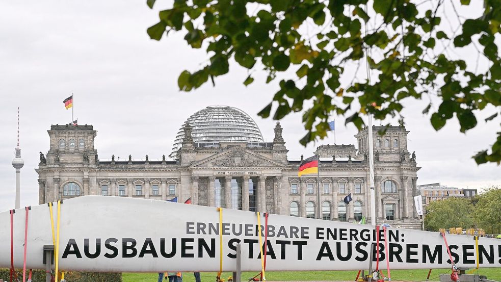 Unter dem Motto „Erneuerbare Energien: Ausbauen statt Ausbremsen“ haben Unternehmen und Verbände der Erneuerbaren-Branche im Berliner Regierungsviertel demonstriert.  Foto: Soeren Stache/dpa