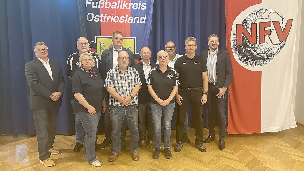 Der neue Vorstand des Fußballkreises Ostfriesland mit dem wiedergewählten Vorsitzenden Winfried Neumann (von links) sowie Hans-Adolf Tebben, Markus Voss, Alwin Harberts, Holger Hokema, Tobias Fuhrmann, Martin Brandt. Vorne: Claudia Tschöke (von links), Reno Harms und Heike Kurtz. Foto: Stefan Rammelmann