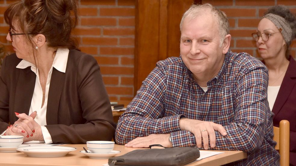 Heinrich Ubben (hier in einer Sitzung des Leezdorfer Rates im März 2026) beschreibt seinen Zustand als „entspannt“. Foto: Thomas Dirks