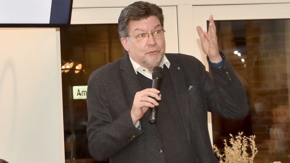Gerhard Ihmels (hier in einer Sitzung des Brookmerlander Samtgemeinderates im Januar 2022) holte zu einem verbalen Rundumschlag aus. Foto: Thomas Dirks
