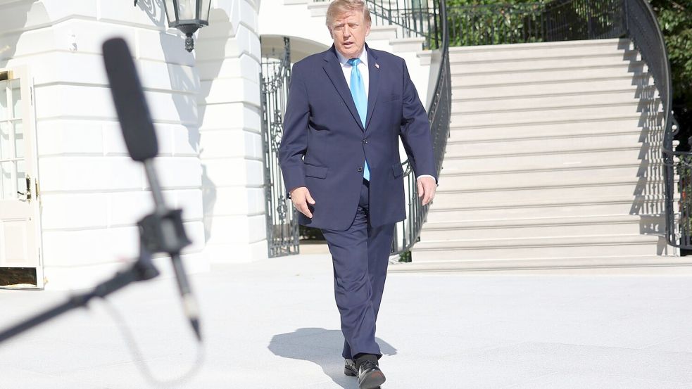Trump verkündet den Namen seiner neuen Pressesprecherin. (Archivbild) Foto: Tom Brenner/AP/dpa