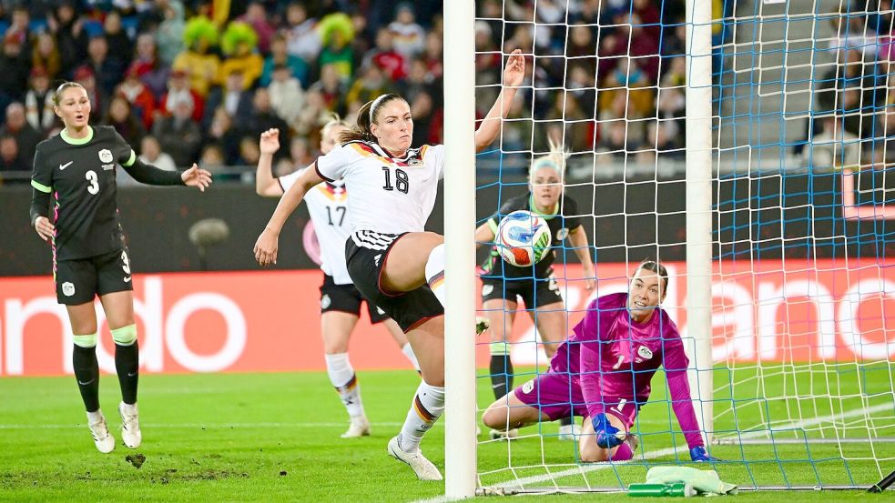 Reingedrückt: Melissa Kössler erzielte die Führung für das DFB-Team. Foto: Sebastian Christoph Gollnow/dpa
