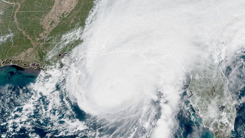 Der Sturm bewegt sich weiter landeinwärts in Richtung der Bundesstaaten Alamaba und Tennessee und bringt Windgeschwindigkeiten von bis zu 100 Kilometern pro Stunde.  Foto: Uncredited/National Oceanic and Atmospheric Administration/AP/dpa