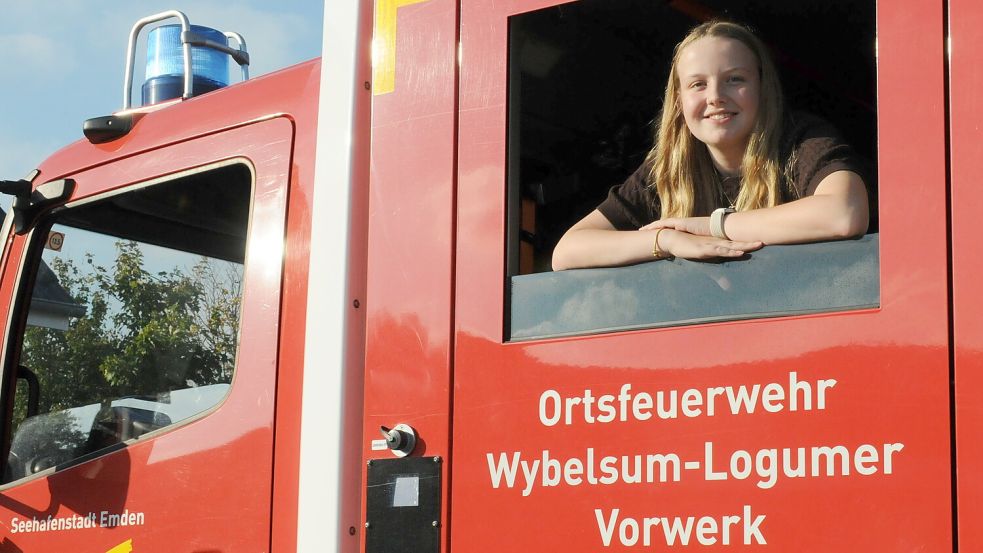 Mila Knake engagiert sich gleich doppelt: Die 16-Jährige aus Emden ist in der Jugendfeuerwehr Wybelsum aktiv und Vorsitzende des Emder Jugendparlaments. Foto: Udo Hippen