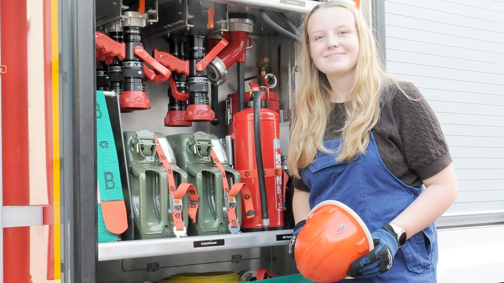 Mila Knake aus Emden engagiert sich in der Jugendfeuerwehr Wybelsum und im Jugendparlament. Dort bringt sie sich für Gemeinschaft, Verlässlichkeit und die Interessen junger Menschen ein. Foto: Udo Hi