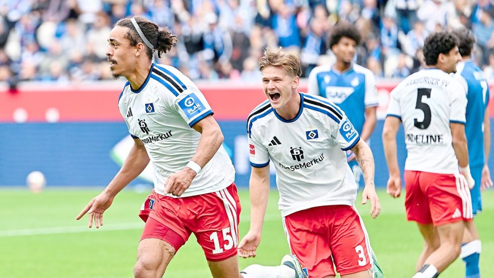 Yussuf Poulsen (l.) geht als Torschütze beim HSV voran.  Foto: Uwe Anspach/dpa