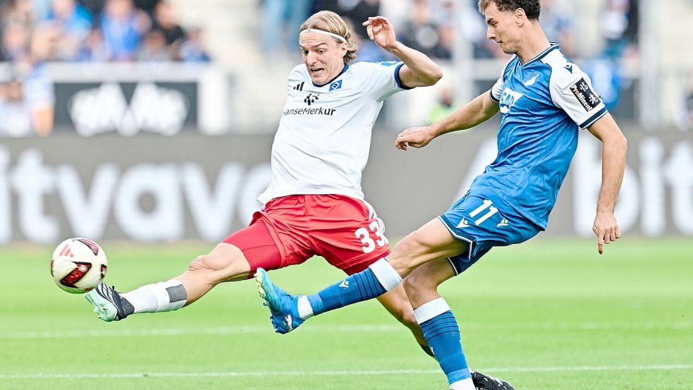 Sebastiaan Bornauw (l.) klärt für den HSV. Foto: Uwe Anspach/dpa
