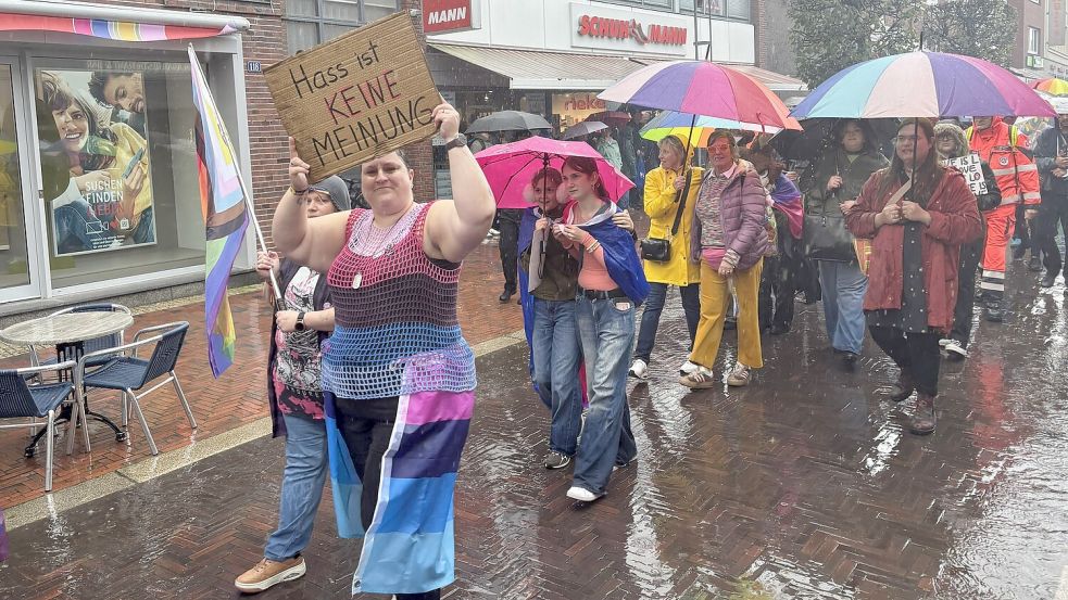 Bei Wind und Regen zogen die Teilnehmer der dritten Herbstpride am Samstag durch Norden. Foto: Rebecca Kresse