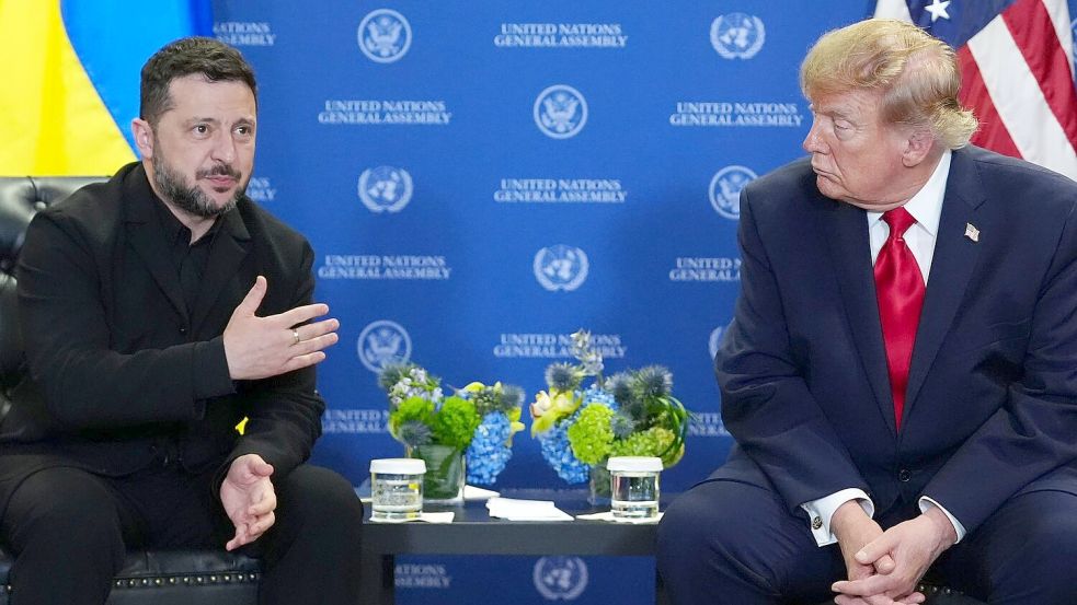 Die ukrainische Regierung stellt sich hinter Selenskyj. Zuvor hatte Trump einen neuen Präsidenten gefordert. (Archivild) Foto: Julia Demaree Nikhinson/AP/dpa