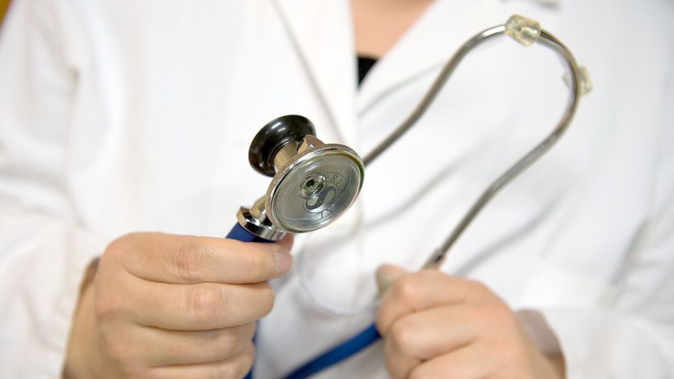 Wie Ärzte und Patienten miteinander kommunizieren, wirkt sich auf das gegenseitige Vertrauen aus. (Symbolbild) Foto: Arno Burgi/dpa-Zentralbild/dpa