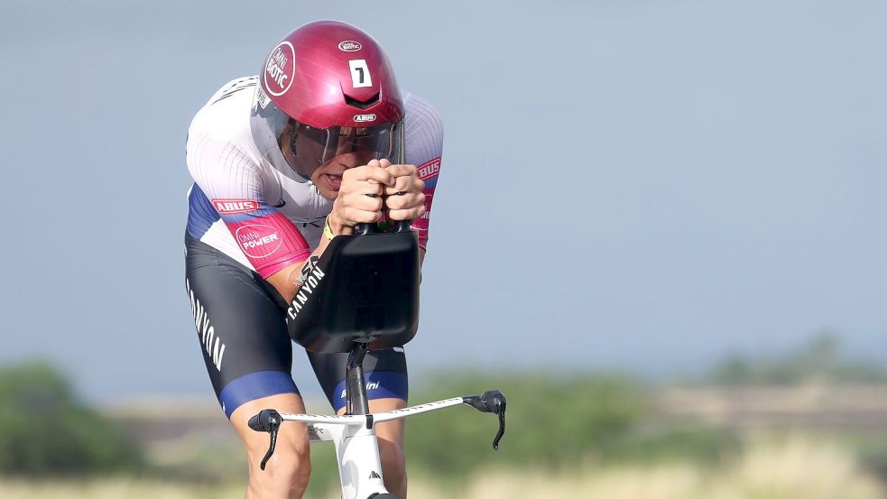 Nach einem starken Schwimmen führte Schomburg längere Zeit auch auf dem Rad das Feld an.  Foto: Sean M. Haffey/Getty Images for IRONMAN/dpa