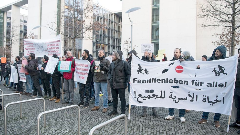 Für die Gruppe der subsidiär Schutzberechtigten ist der Familiennachzug derzeit ausgesetzt. (Archivfoto) Foto: Bernd von Jutrczenka/dpa