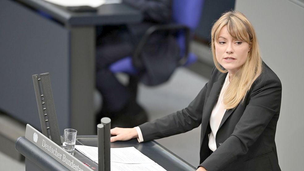 Clara Bünger kümmert sich in der Linksfraktion unter anderem um Fragen von Asyl- und Flüchtlingsschutz. (Archivfoto) Foto: Michael Brandt/dpa