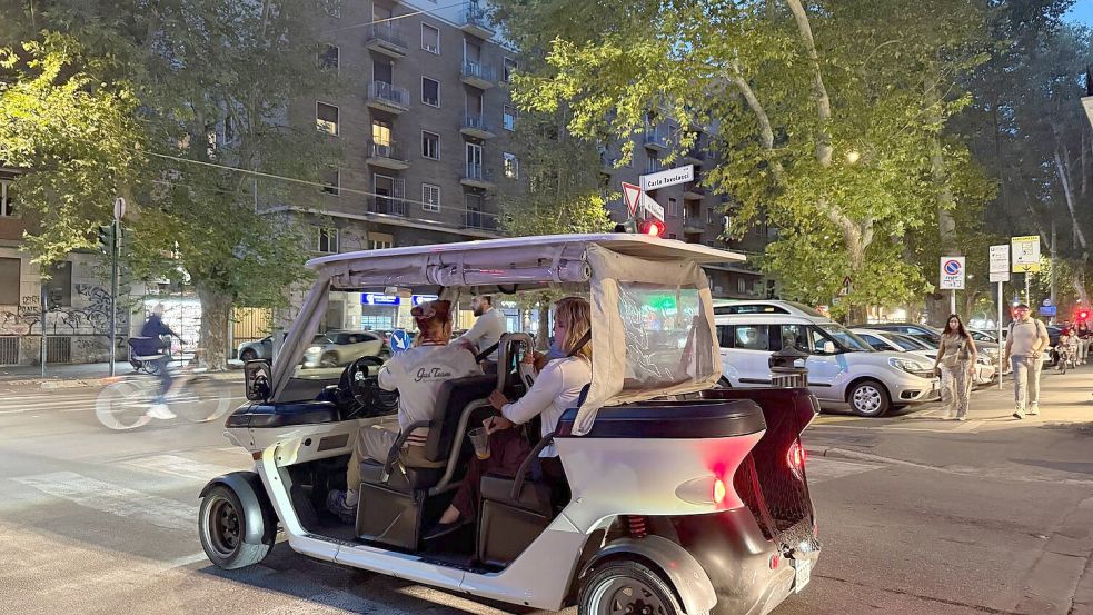 Immer mehr Golfcarts mit Touristen verstopfen Roms Straßen. Foto: Sabine Dobel/dpa