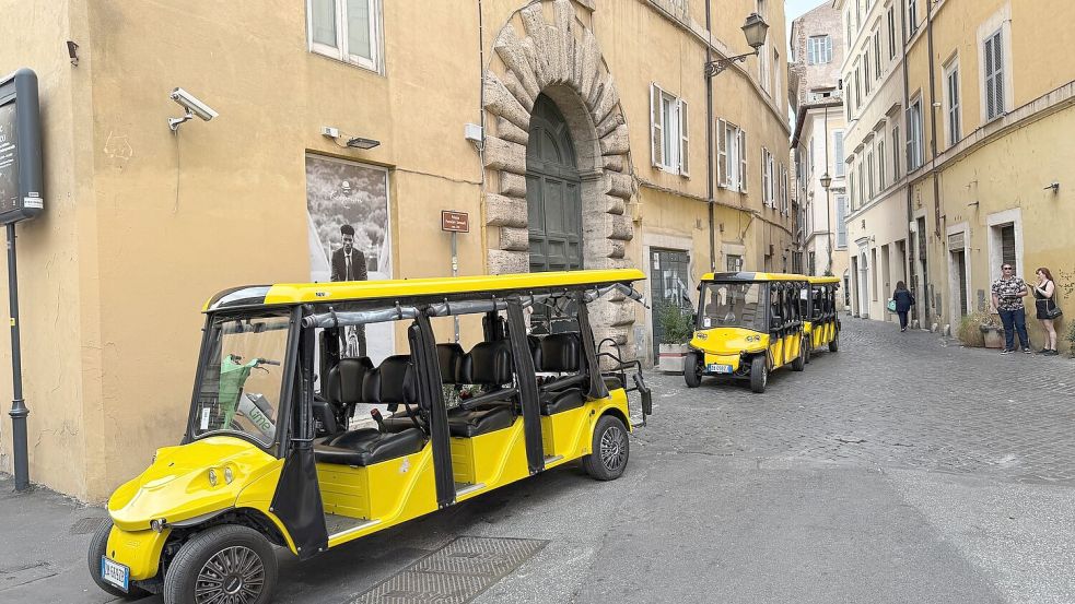 Eine dreistellige Zahl an Golfcarts ist in den engen Gassen der Ewigen Stadt unterwegs.   Foto: Sabine Dobel/dpa