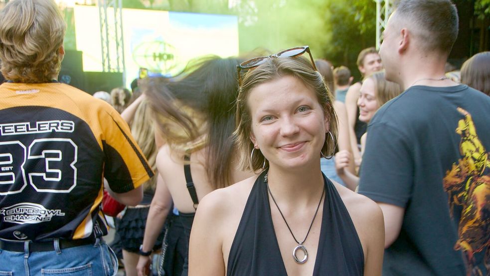 Lara, 23, aus Aachen findet: „Ikkimel hat eine ultrakorrekte politische Haltung und traut sich was zu sagen.“ Foto: Laura Csapó/dpa