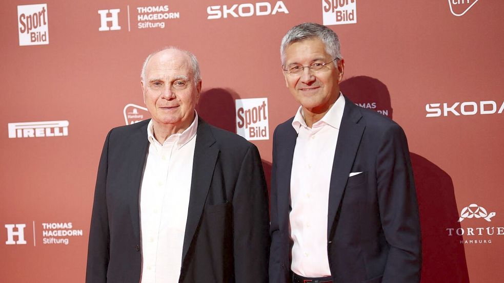 Die Bayern-Granden Hoeneß und Hainer erwarten den FC Bayern wieder an der Tabellenspitze. (Archivbild) Foto: Christian Charisius/dpa