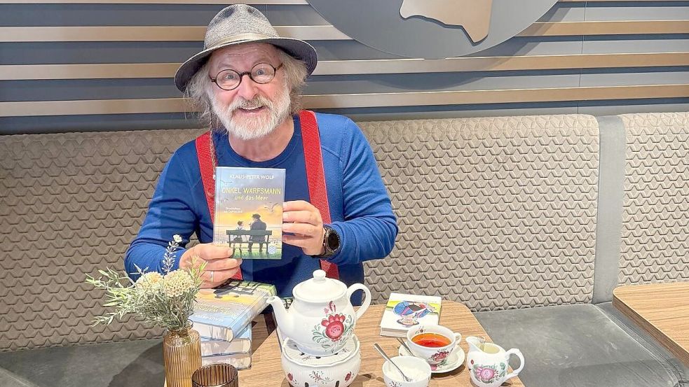 Klaus-Peter Wolf mit seinem neuesten Werk im Café ten Cate in Norden. Foto: privat