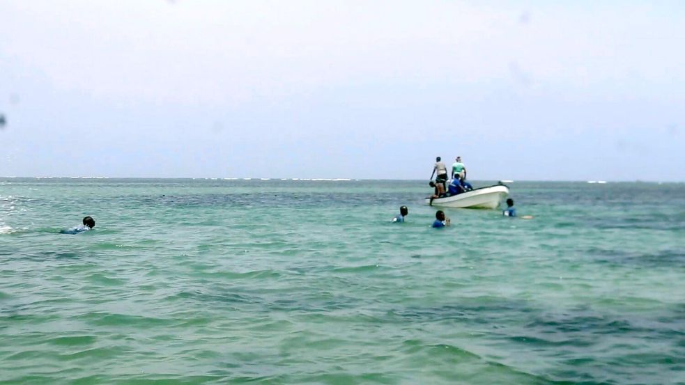 Ein Videostandbild der Küstenwache von Dschibuti zeigt die Suche nach Leichen von Migranten (Handout) Foto: Djibouti Coast Guard/Djiboutian Coast Guard/AP/dpa