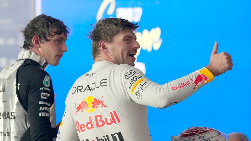 Max Verstappen war schon viermal Champion, Kimi Antonelli (l) dürfte es bald erstmals werden. Foto: Vincent Thian/AP/dpa