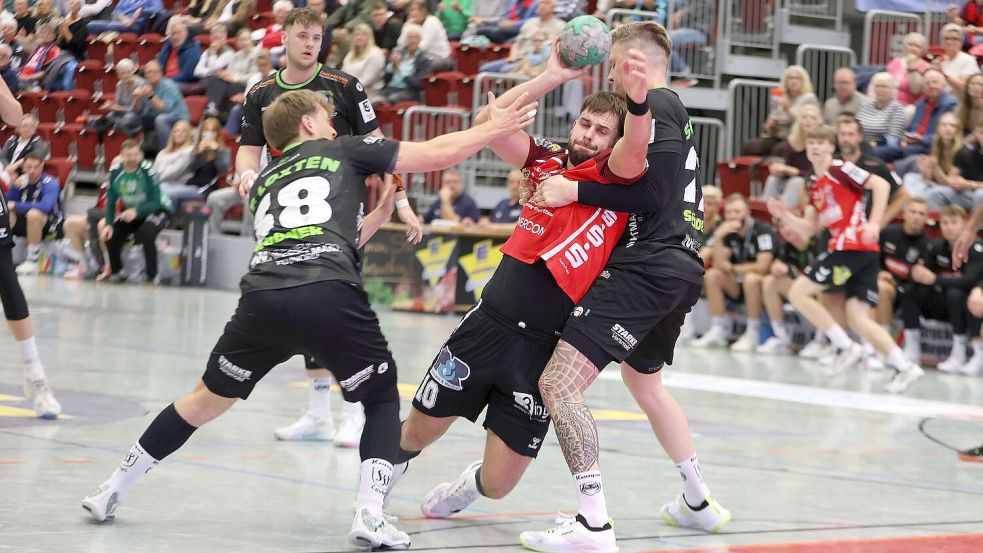 Der OHV Aurich mit Vukasin Popovic präsentierte sich in der Sparkassen-Arena gegen Loxten kämpferisch. Foto: Wilfried Gronewold