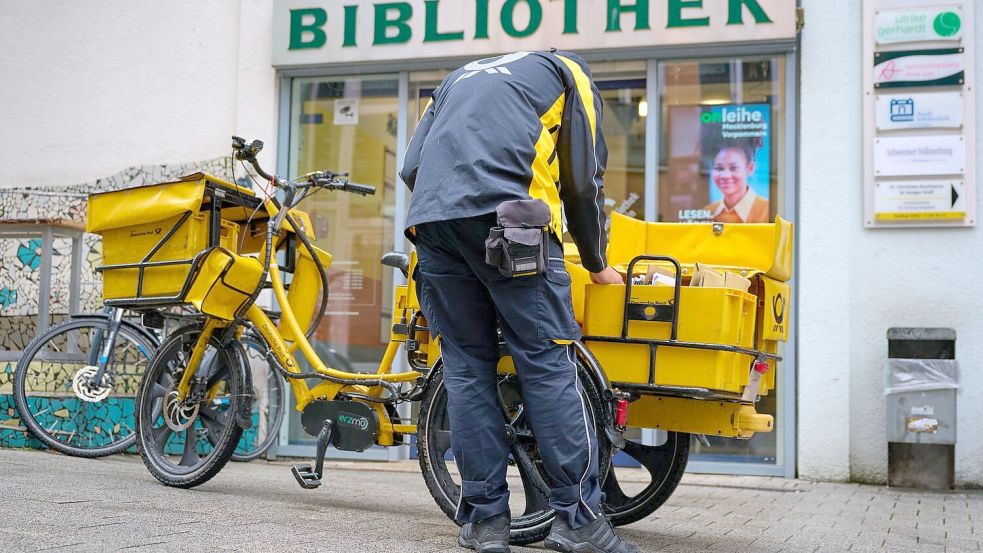 Auch Bibliotheken bekommen Post.  Foto: Philip Dulian/dpa