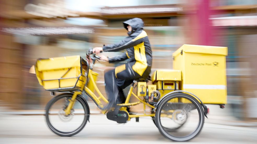 Der Zeitdruck ist hoch bei der täglichen Zustellung von Briefen. Foto: Philip Dulian/dpa