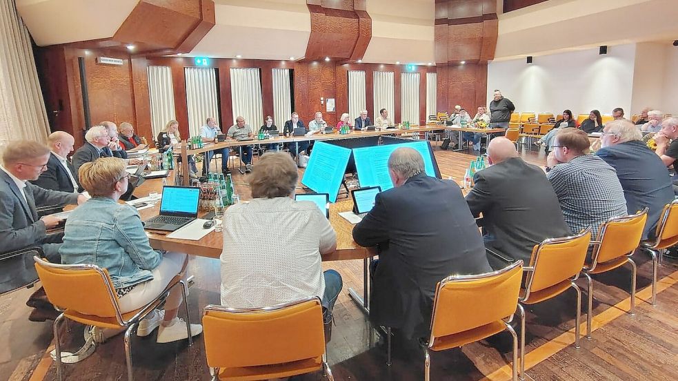 Linken-Ratsherr Marcus Stahl (rechts, stehend) äußerte Bedenken gegen die geplanten Änderungen bei der Ferienbetreuung und stellte im Gemeinderat zwei Änderungsanträge. Foto: Karin Böhmer