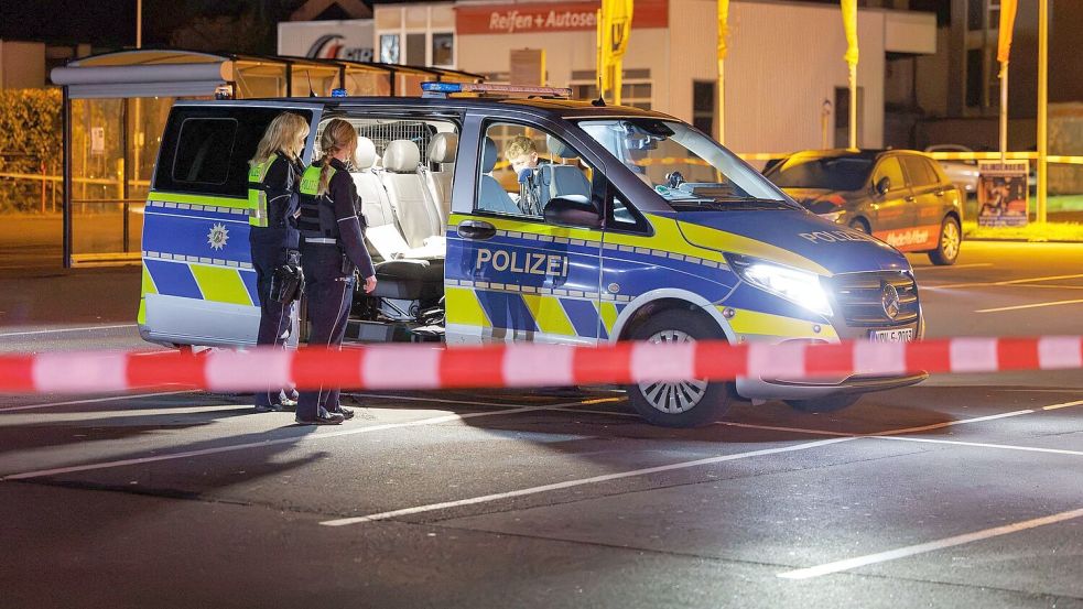 An einem Parkplatz in Bielefeld fallen Schüsse, drei Menschen kommen mit Schussverletzungen ins Krankenhaus.  Foto: Friso Gentsch/dpa