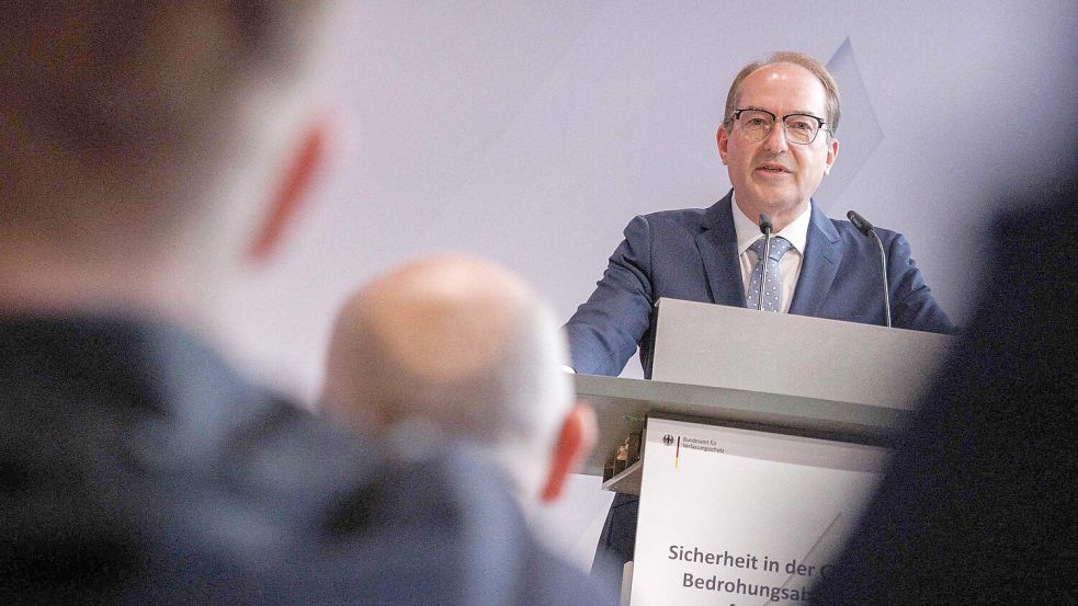 Bundesinnenminister Alexander Dobrindt sieht Deutschland in einem „Schattenkrieg“. Foto: Carsten Koall/dpa