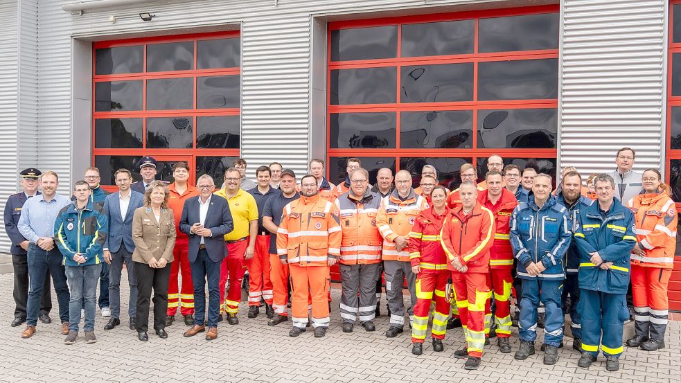 Mitglieder verschiedener Organisationen trafen sich kürzlich in der Feuerwehr-Zentrale in Georgsheil. Foto: Landkreis Aurich