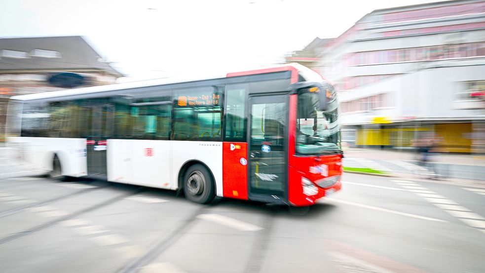 Ein 18-Jähriger hat sich in Bremen als Schicht-Ablöse ausgegeben und einen Regionalbus mit Fahrgästen gekapert. Foto: dpa/Sina Schuldt