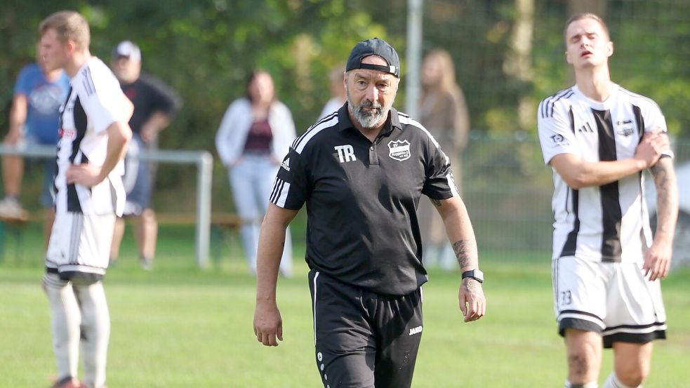 Eintracht Plaggenburg hat sich nach zweieinhalb Jahren von Cheftrainer Reiner Gesch getrennt. Das neue Trainerteam bilden Stefan Henneken und Co-Trainer Pascal Hüls. Foto: Wilfried Gronewold