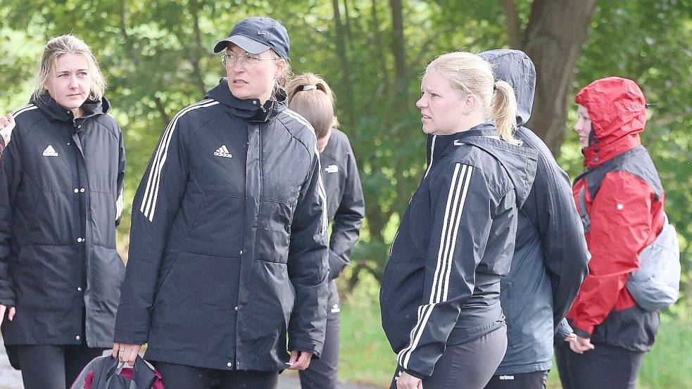 Die Leegmoorerinnen Ines Janssen (von links), Sonja Corswandt und Imke Heyen blicken nachdenklich auf das Geschehen der Holzgruppe. Ihre Sorge war berechtigt, denn Ardorf erwischte mit der Holzkugel einen Sahnetag. Foto: Wilfried Gronewold
