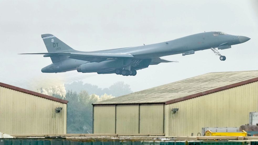 Das US-Militär zog jüngst überraschend alle seine Langstreckenbomber von dem Stützpunkt in Großbritannien ab. (Archivbild) Foto: Alastair Grant/AP/dpa